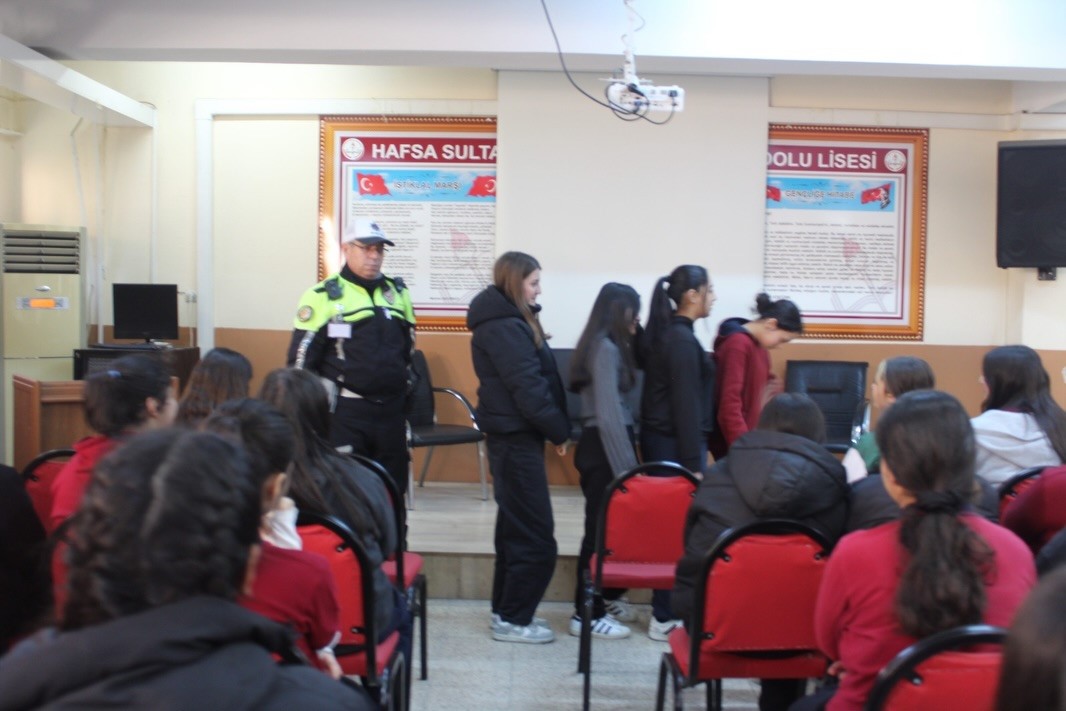 Salihli’de lise öğrencilerine hayat kurtaran trafik eğitimi
