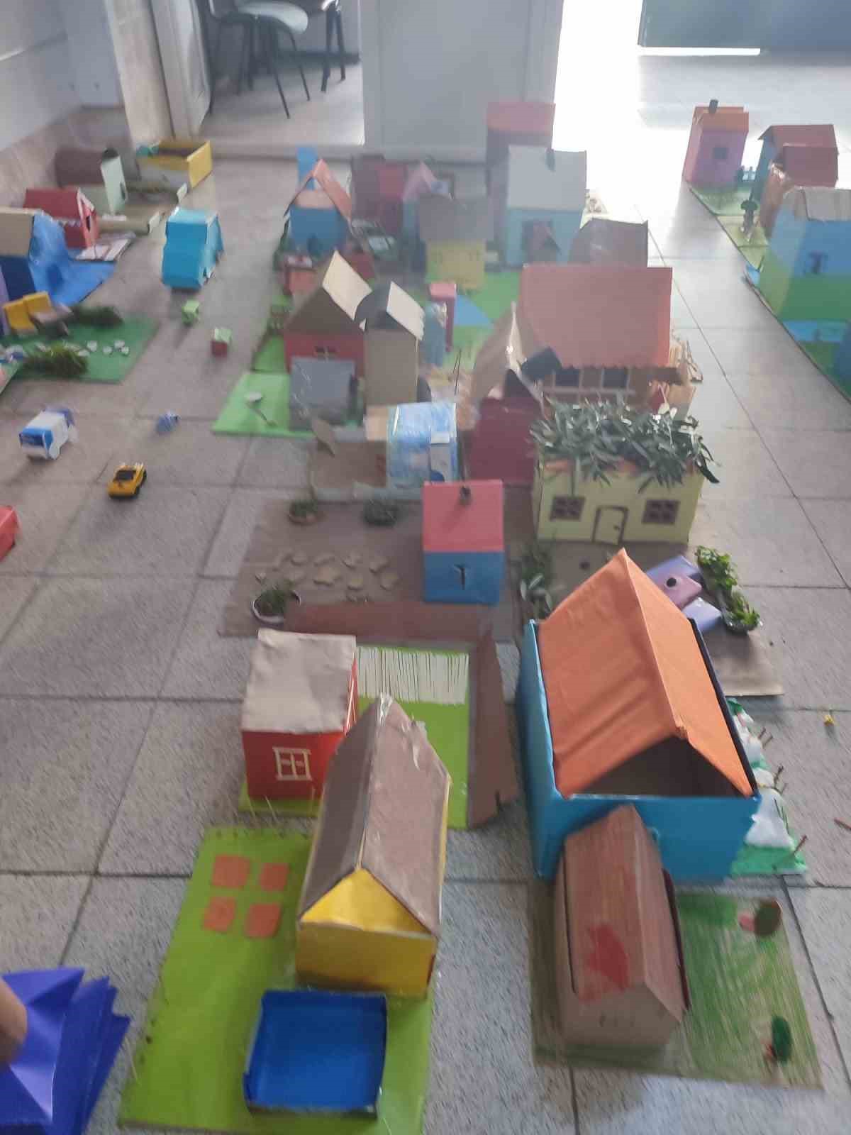 Salihli’de minik öğrencilerden geri dönüşüme anlamlı dokunuş
