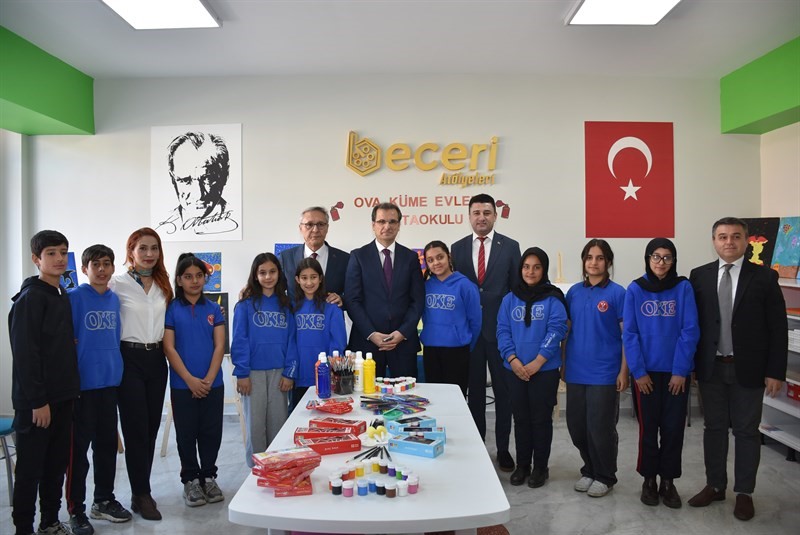 Salihli’de öğrencilerin hayal gücünü geliştirecek resim atölyesi açıldı
