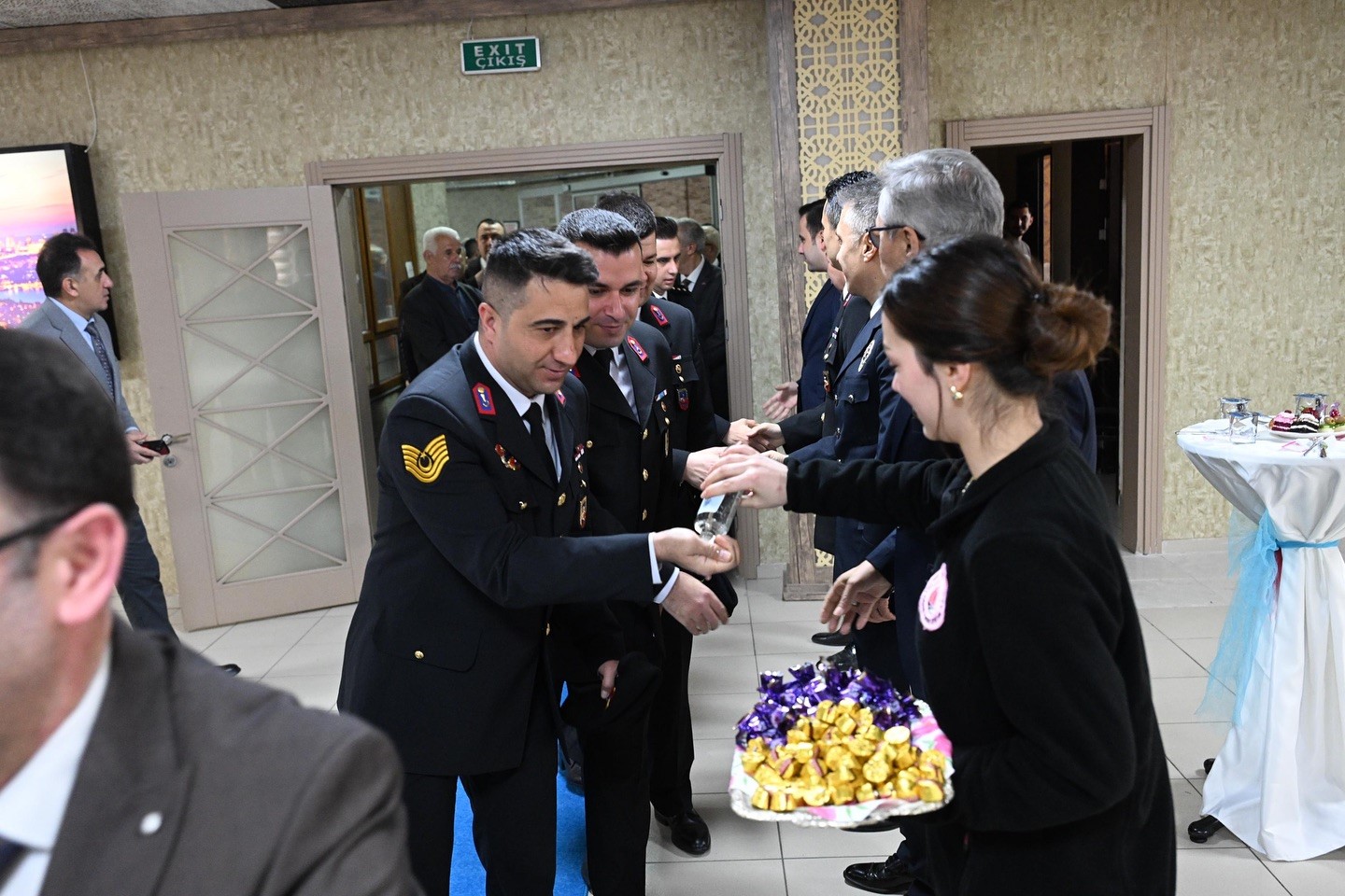 Salihli’de protokol ve vatandaşlar bayramlaştı
