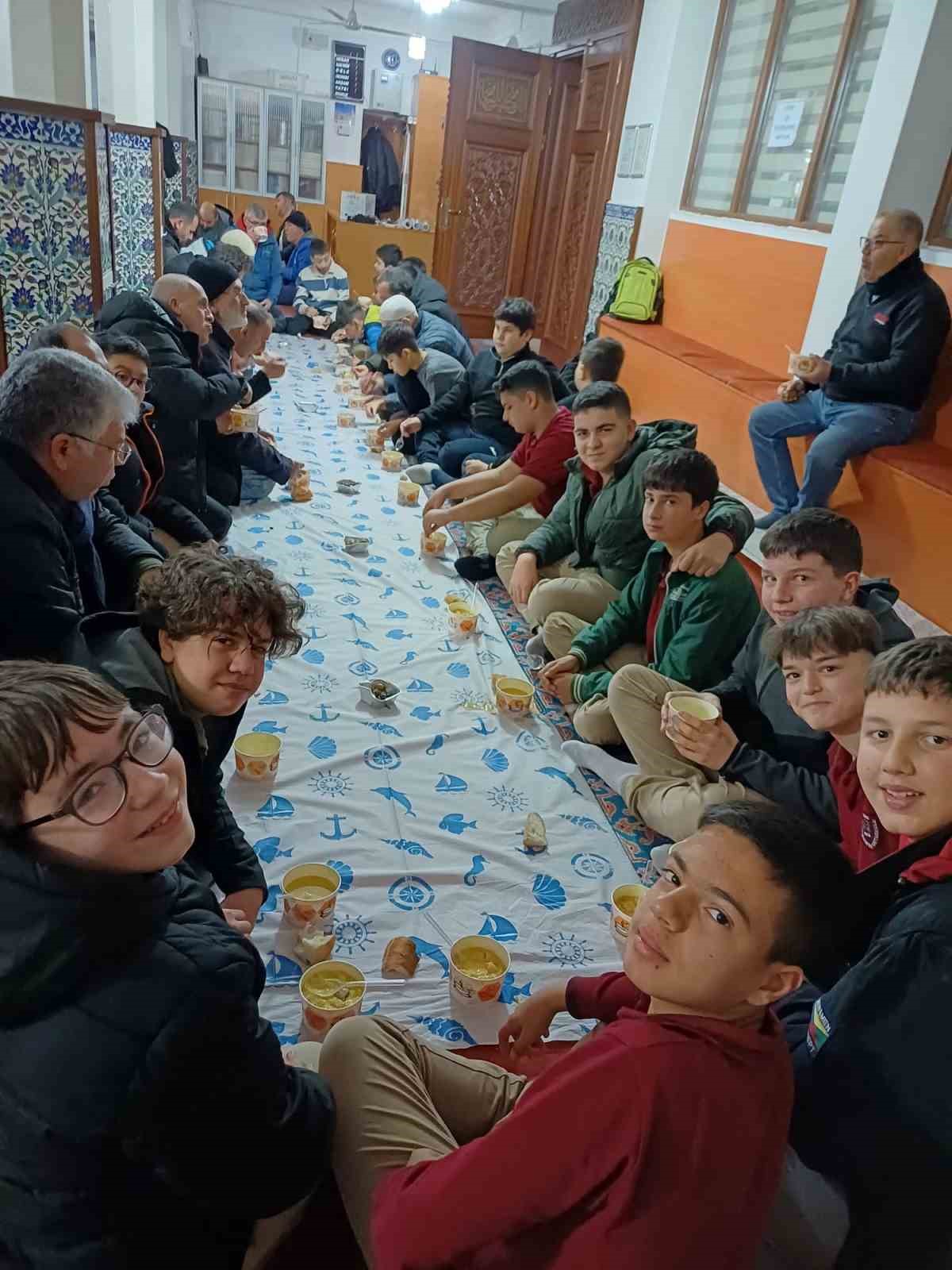 Salihli’de sabah namazı buluşması yoğun ilgi gördü
