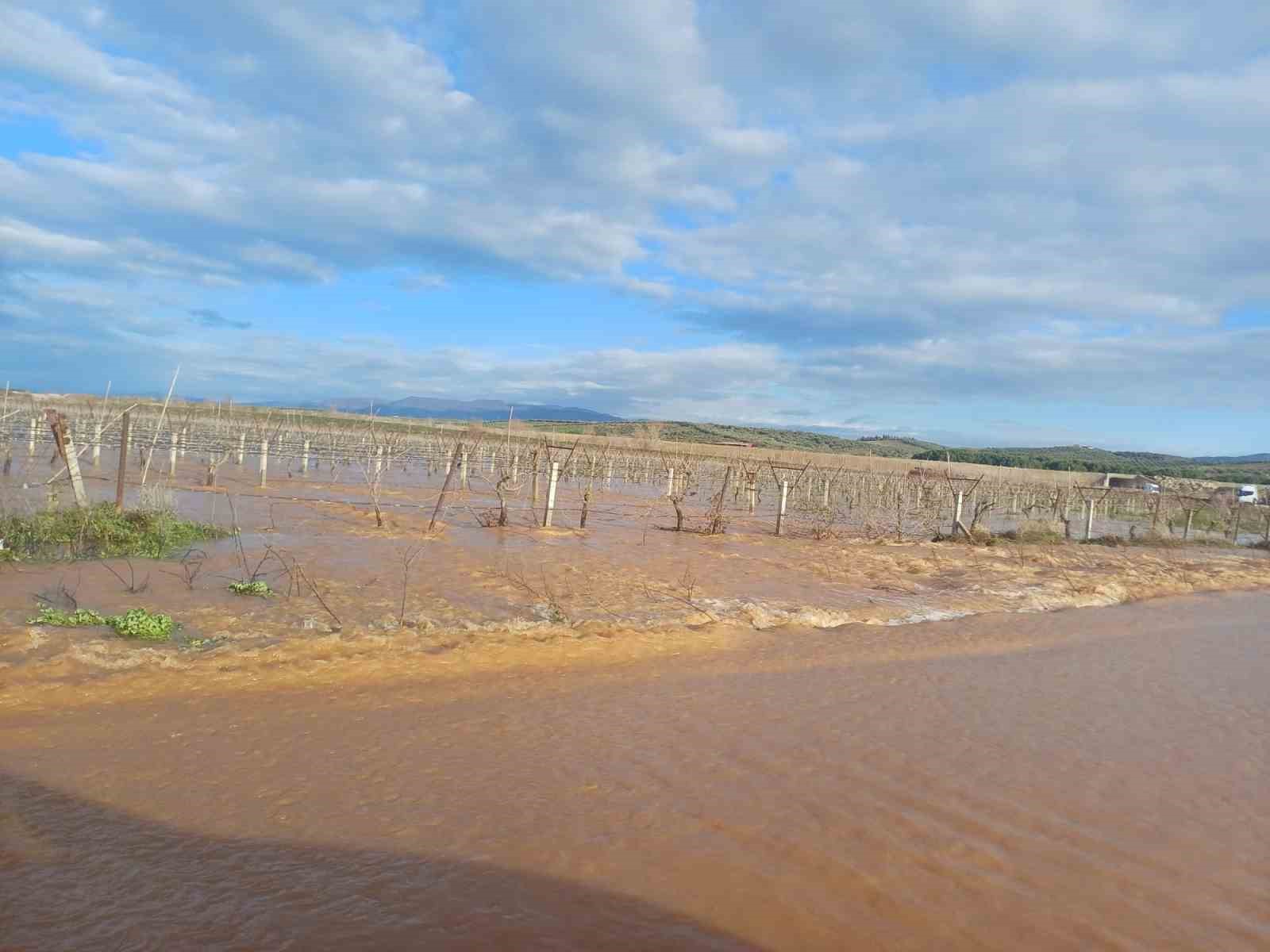 Salihli’de sel felaketi: Köprü yıkıldı, nehir taştı, yollar kapandı
