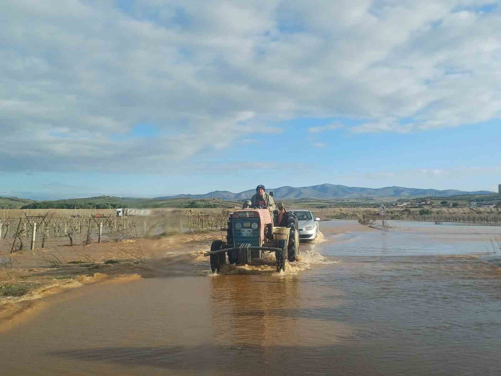 Salihli’de sel felaketi: Köprü yıkıldı, nehir taştı, yollar kapandı
