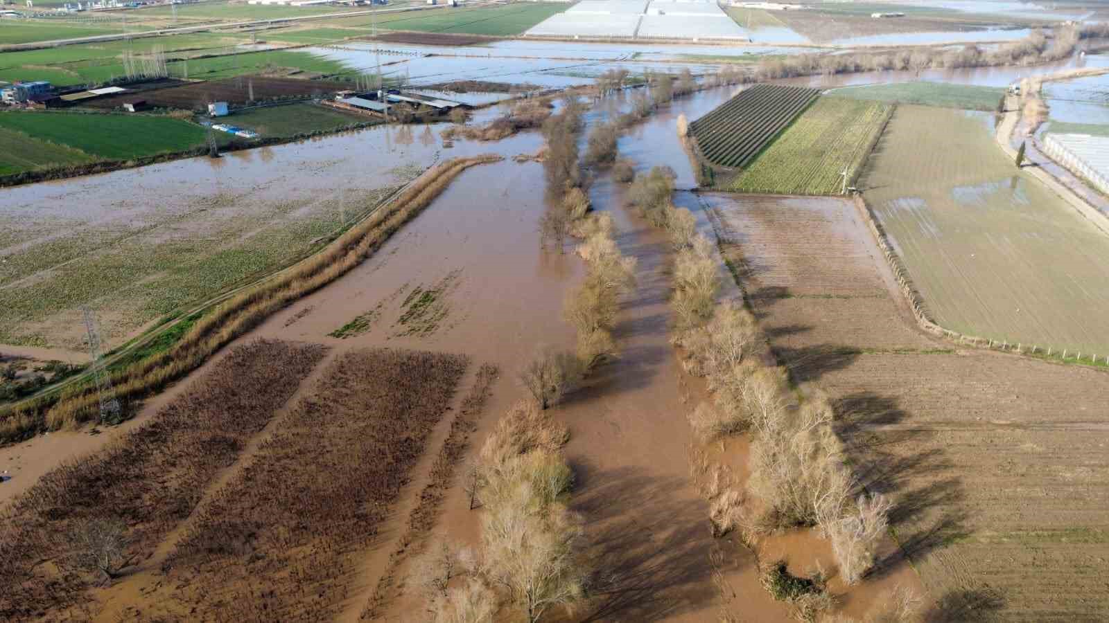 Salihli’de sel felaketi: Köprü yıkıldı, nehir taştı, yollar kapandı
