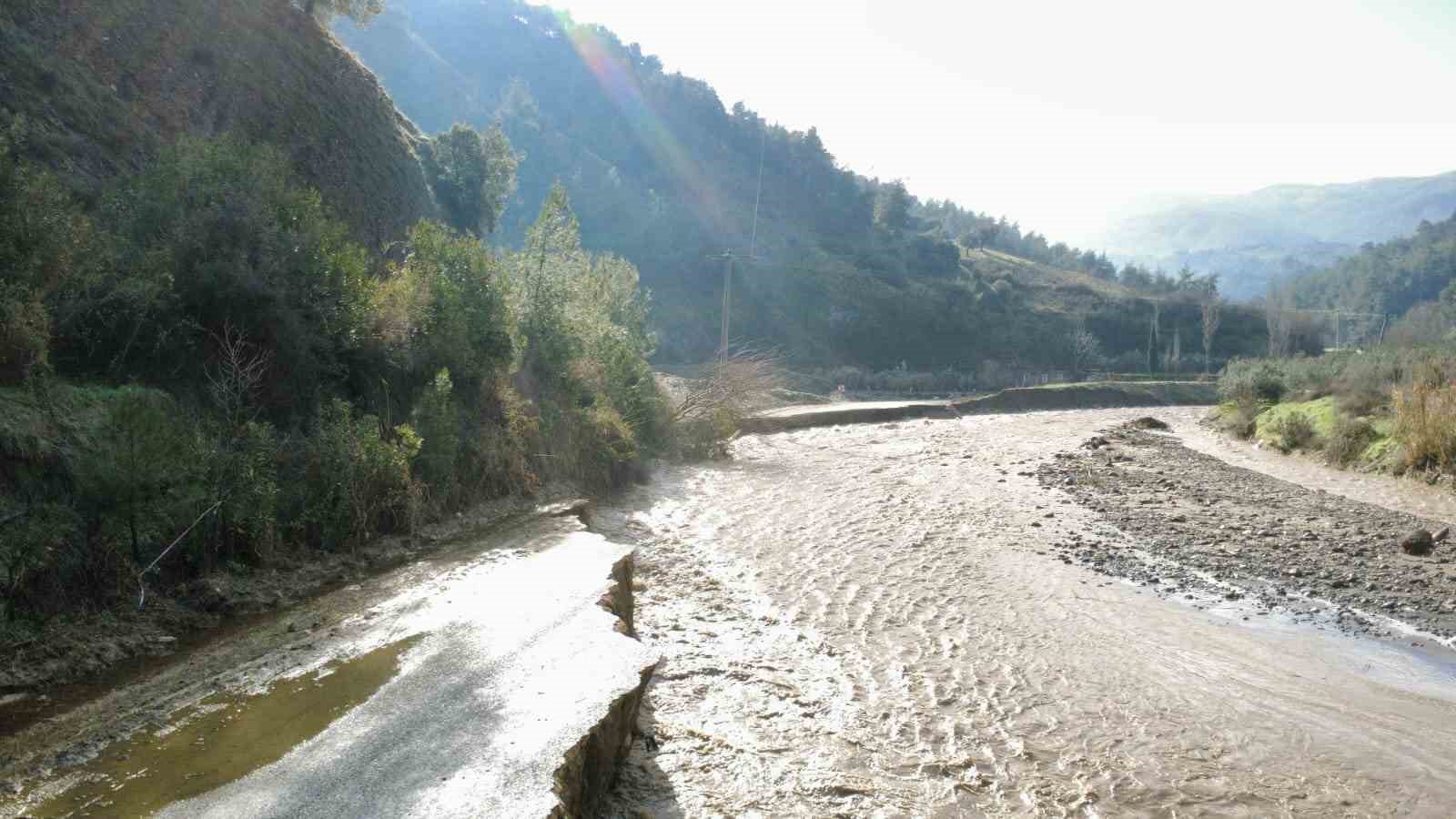 Salihli’de sel felaketi: Köprü yıkıldı, nehir taştı, yollar kapandı
