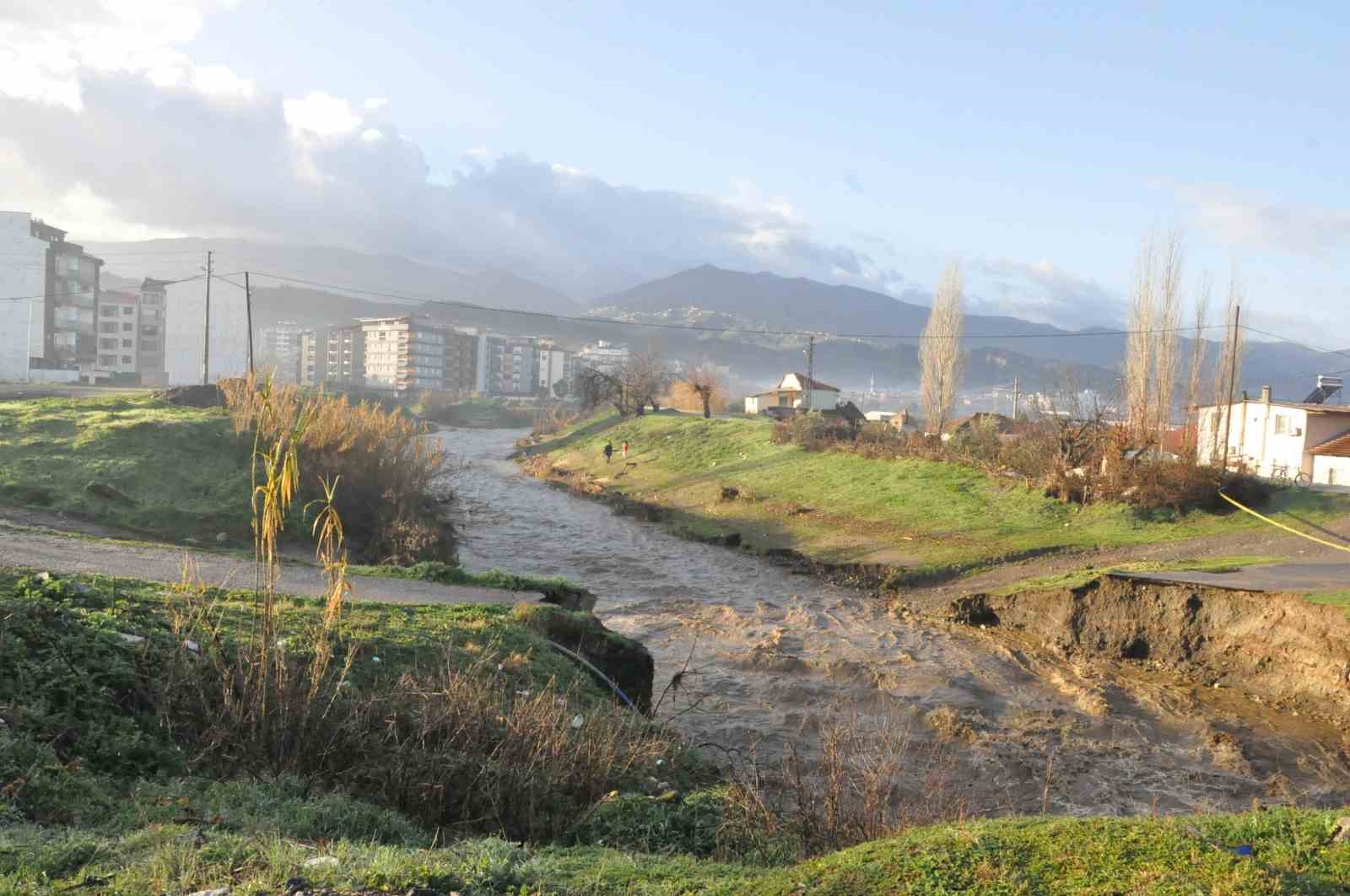 Salihli’de sel felaketi: Köprü yıkıldı, nehir taştı, yollar kapandı

