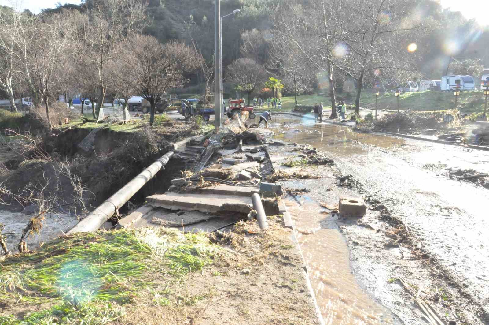 Salihli’de sel felaketi: Köprü yıkıldı, nehir taştı, yollar kapandı
