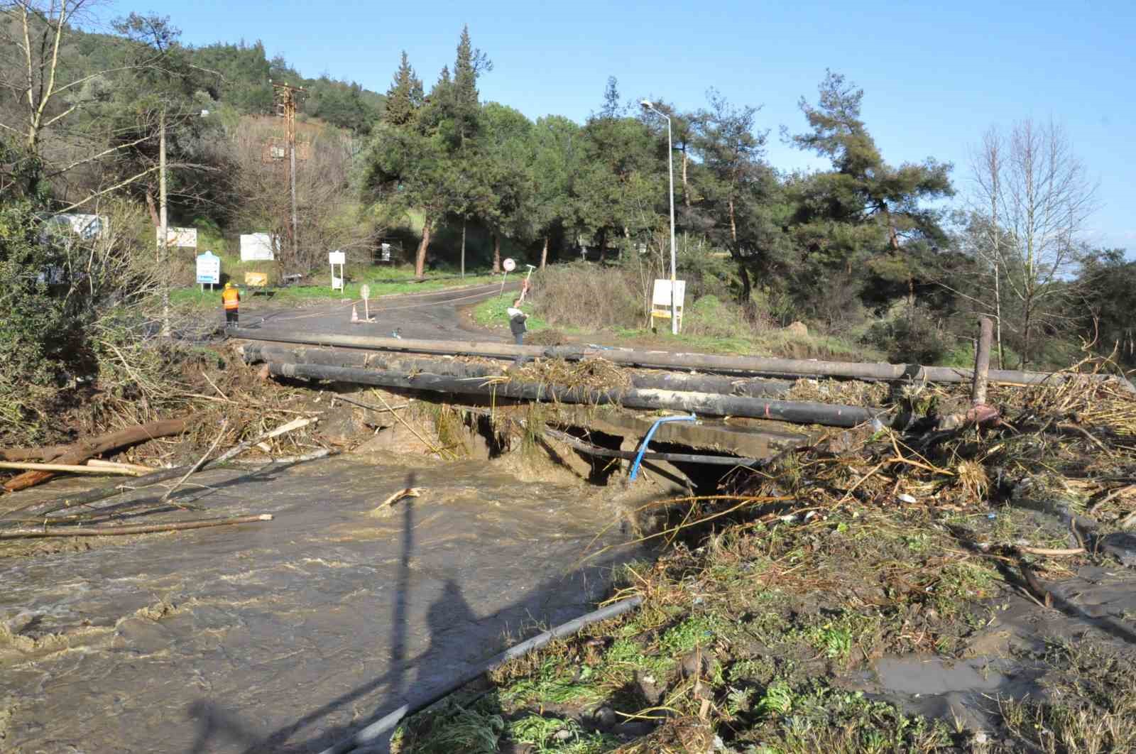 Salihli’de sel felaketi: Köprü yıkıldı, nehir taştı, yollar kapandı
