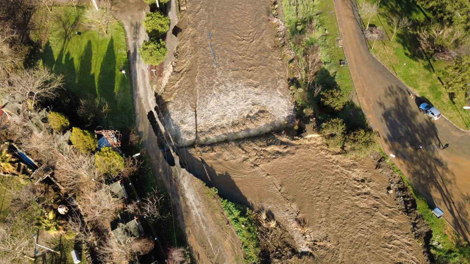 Salihli’de sel felaketi: Köprü yıkıldı, nehir taştı, yollar kapandı
