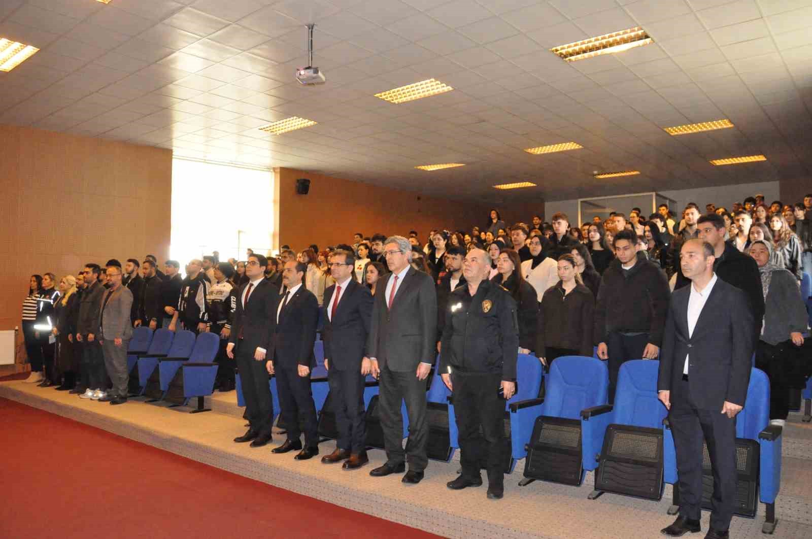 Salihli’de üniversite öğrencilerine siber suçlar ve dolandırıcılık eğitimi
