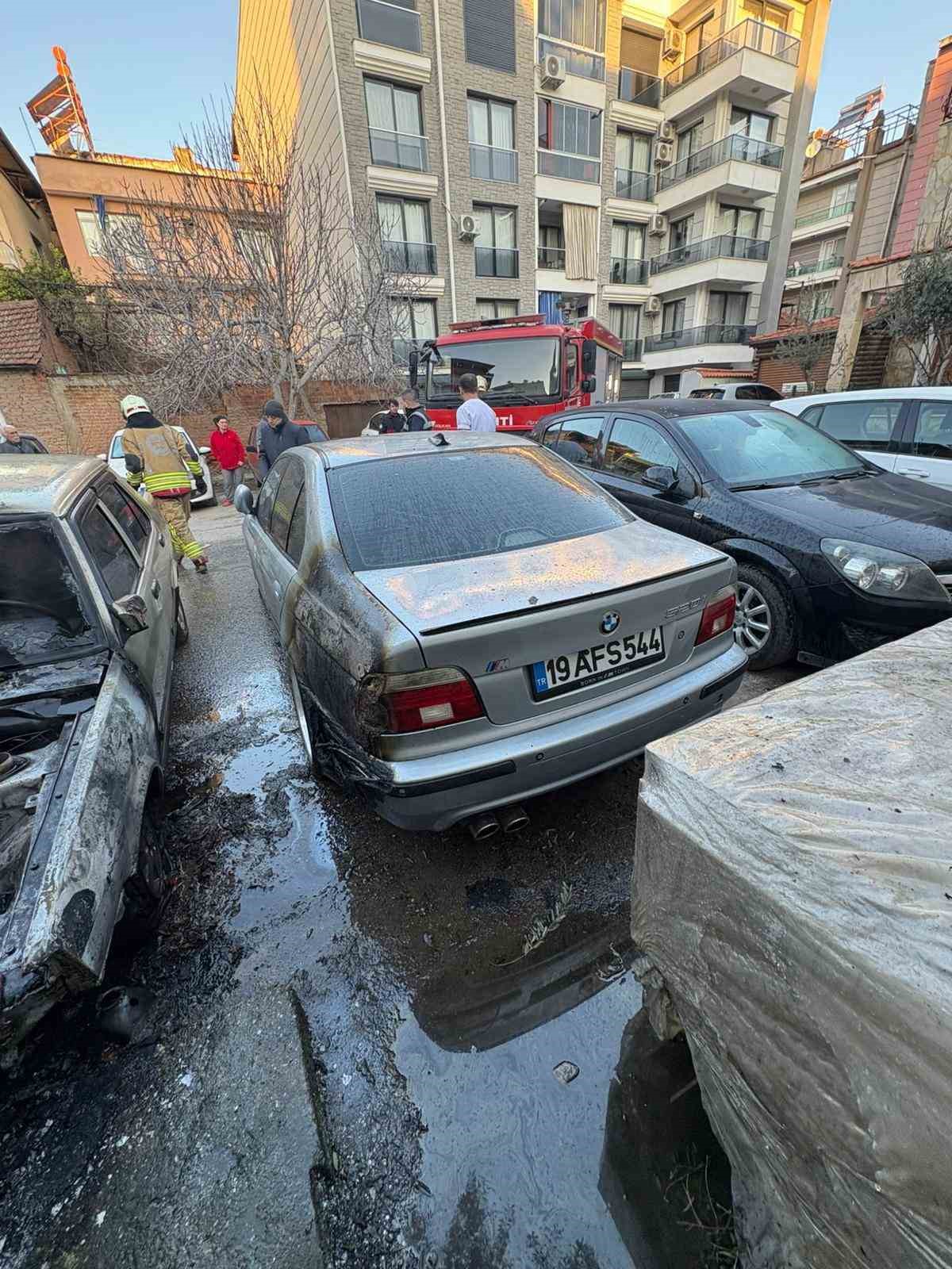 Salihli’de yangın paniği: Park halindeki 2 otomobil yandı
