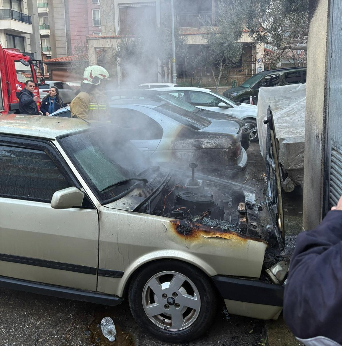 Salihli’de yangın paniği: Park halindeki 2 otomobil yandı
