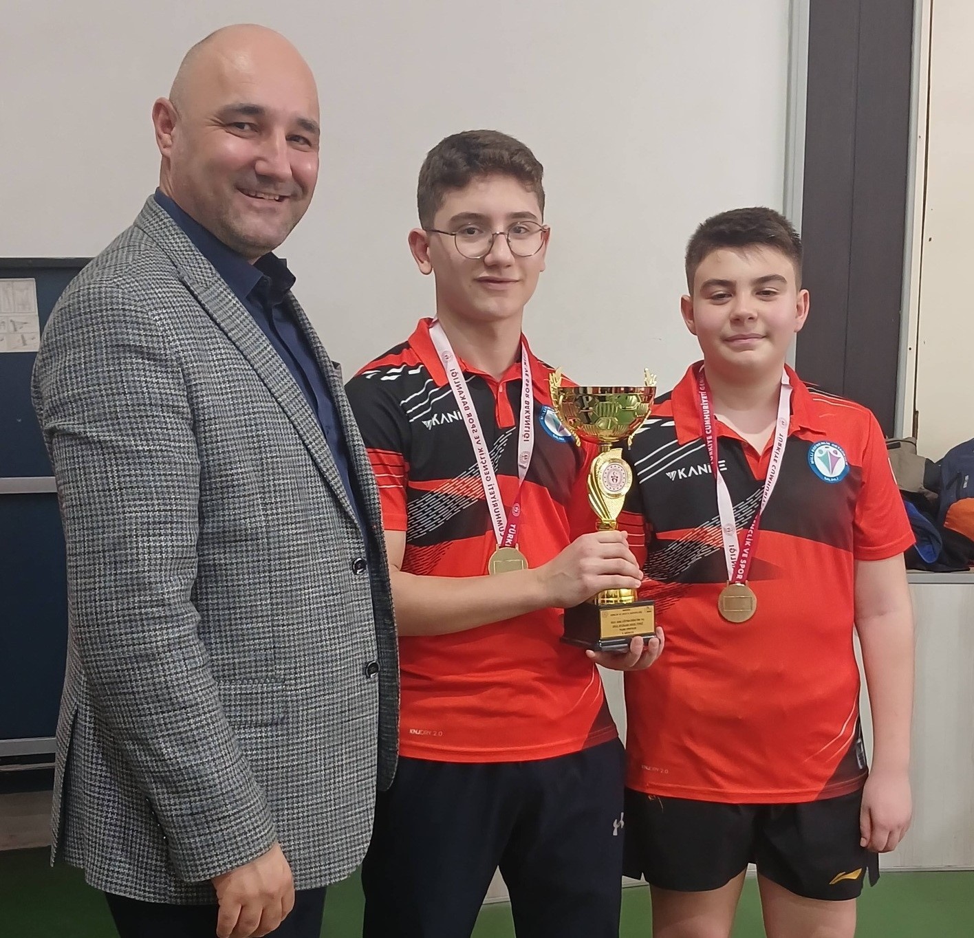 Salihli’nin yıldız tenisçileri Manisa’da şampiyon oldu
