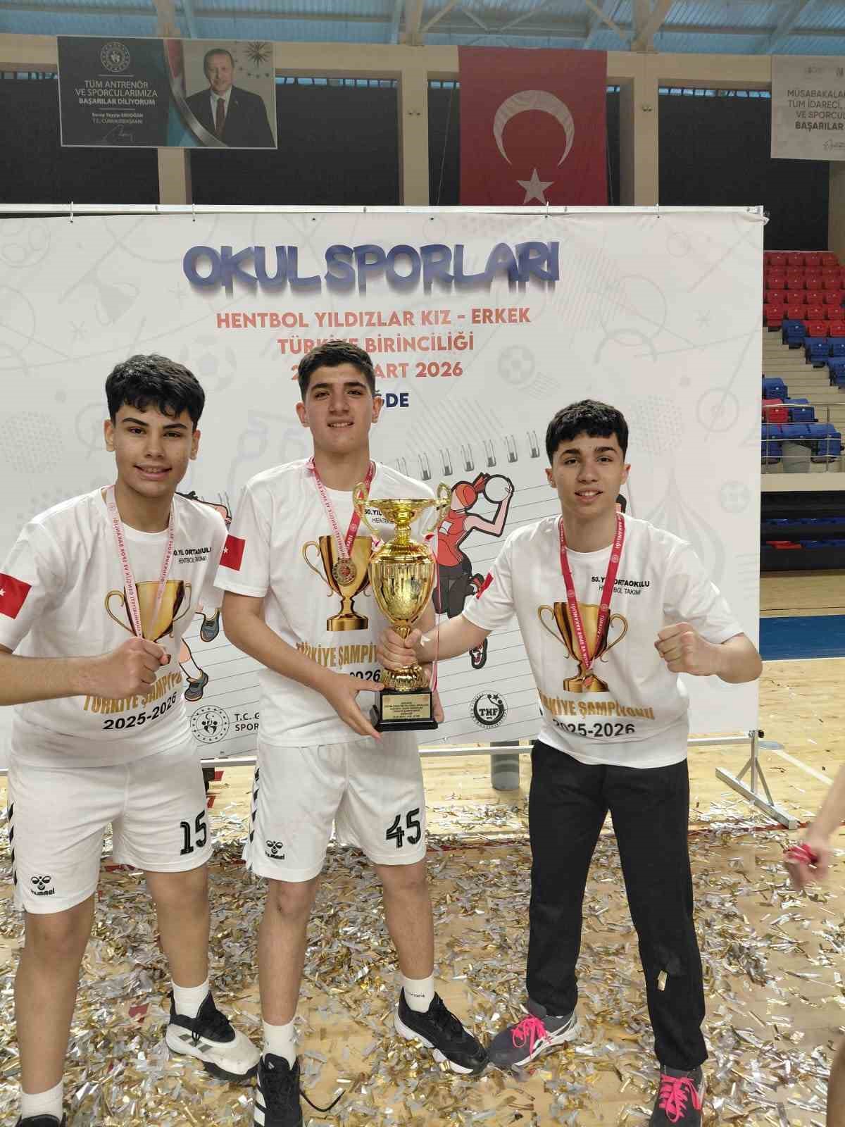 Salihli’nin yıldızları Hentbol’de Türkiye şampiyonu
