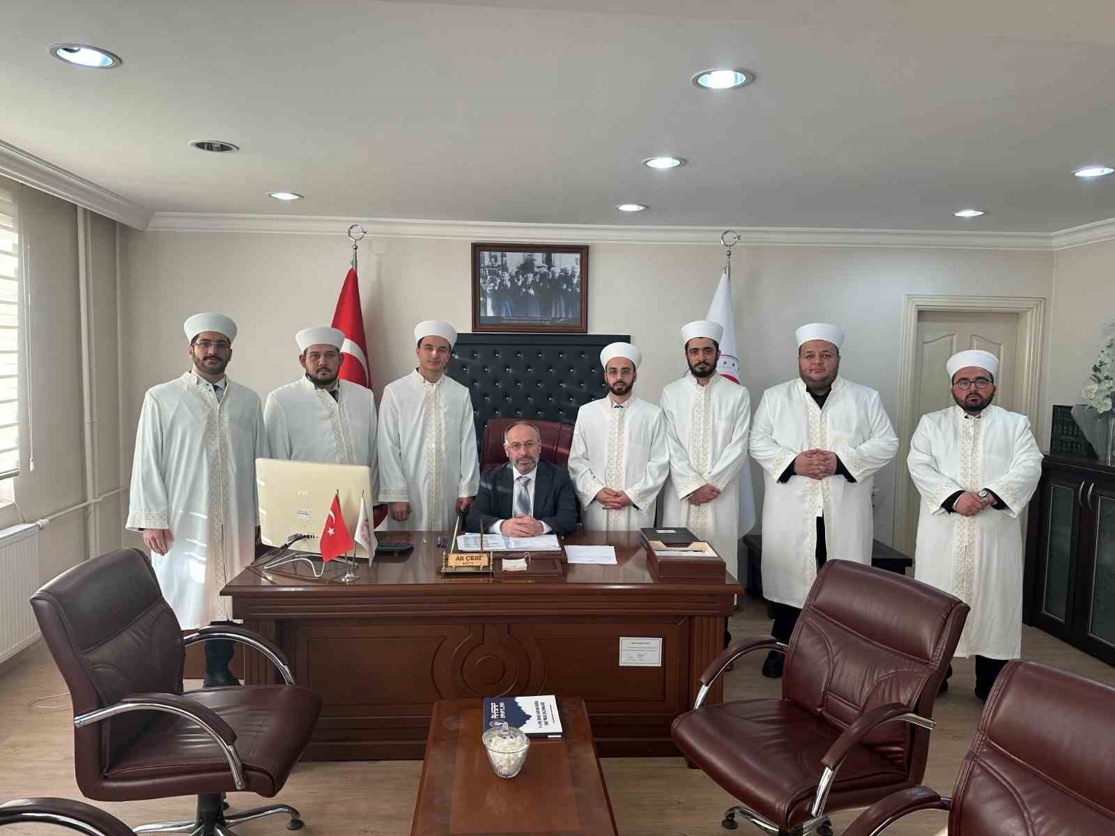 Salihli’ye atanan din görevlileri cübbe giydi
