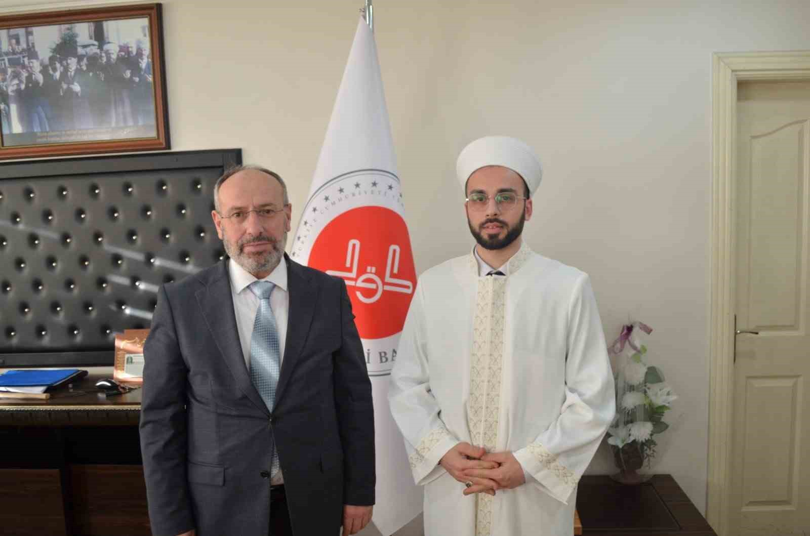 Salihli’ye atanan din görevlileri cübbe giydi
