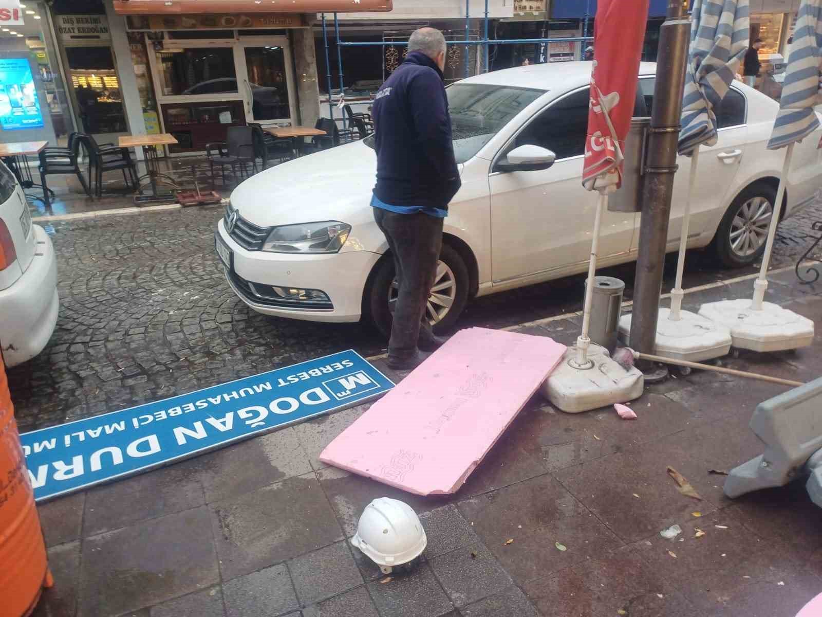 Salihli’yi fırtına vurdu, ağaçlar devrildi, çatılar uçtu
