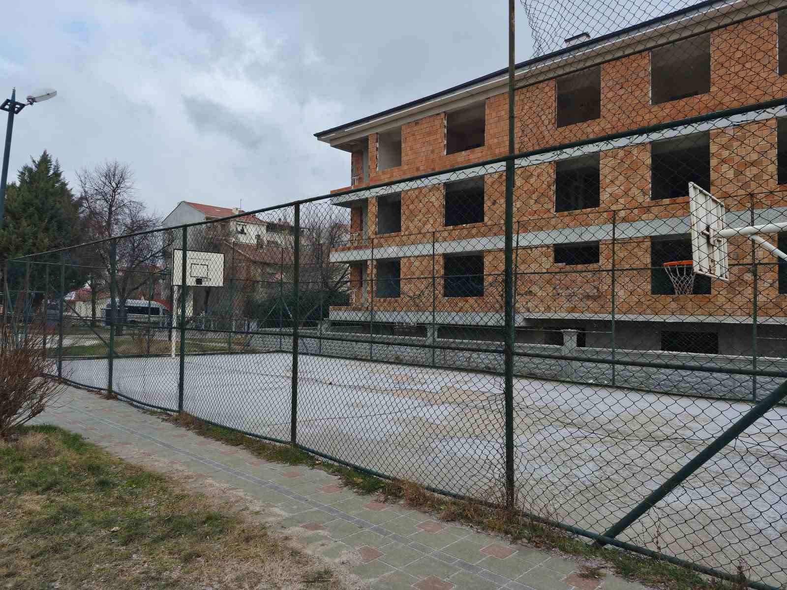 Salıncaklar boş kaldı, park sessizliğe büründü
