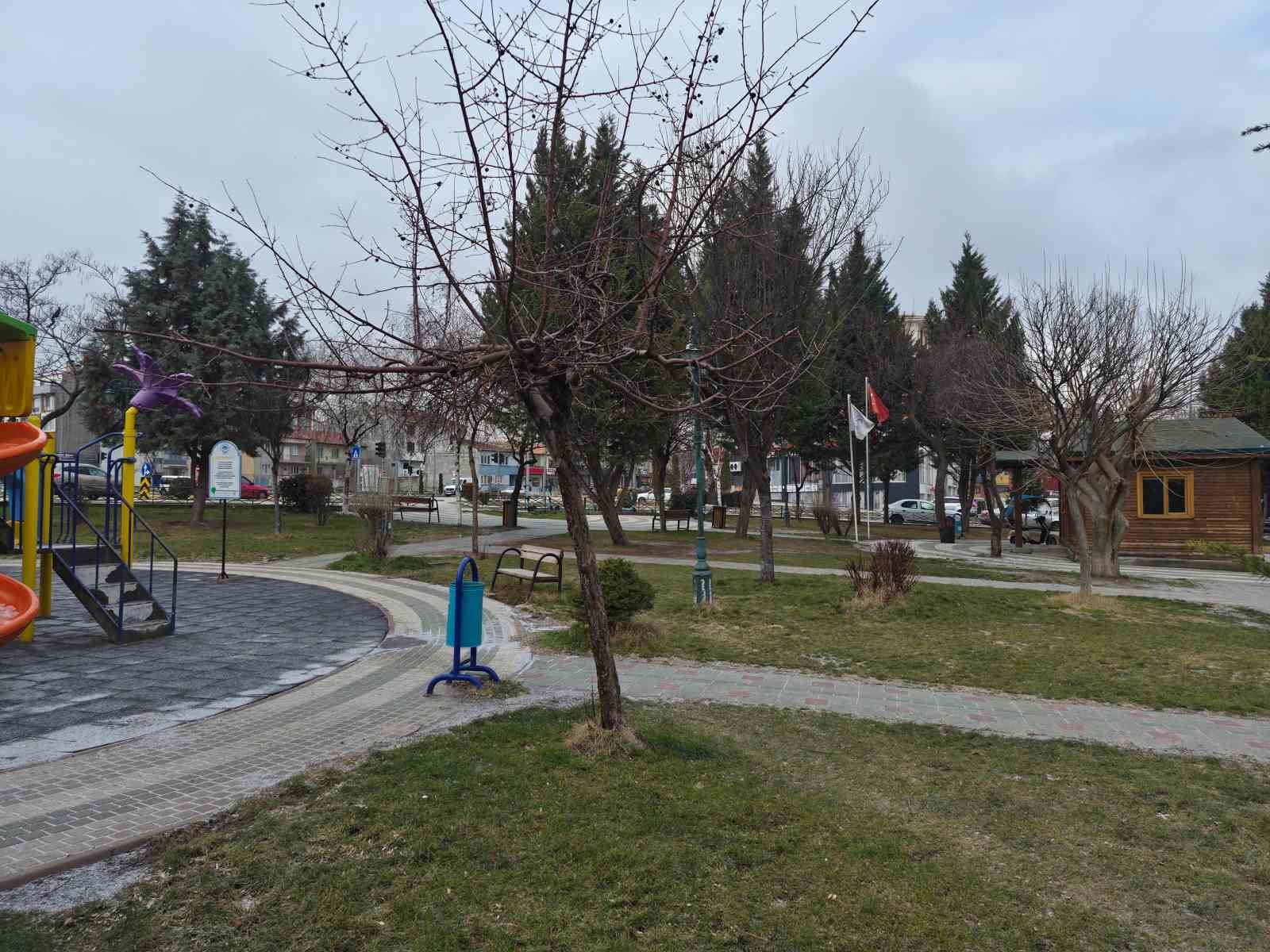 Salıncaklar boş kaldı, park sessizliğe büründü
