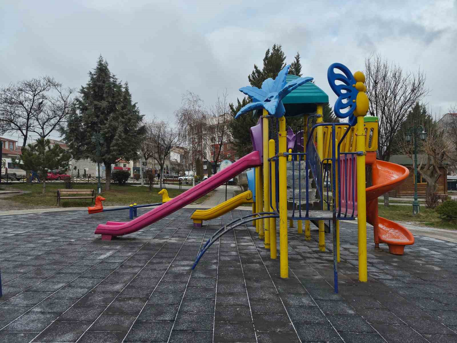 Salıncaklar boş kaldı, park sessizliğe büründü
