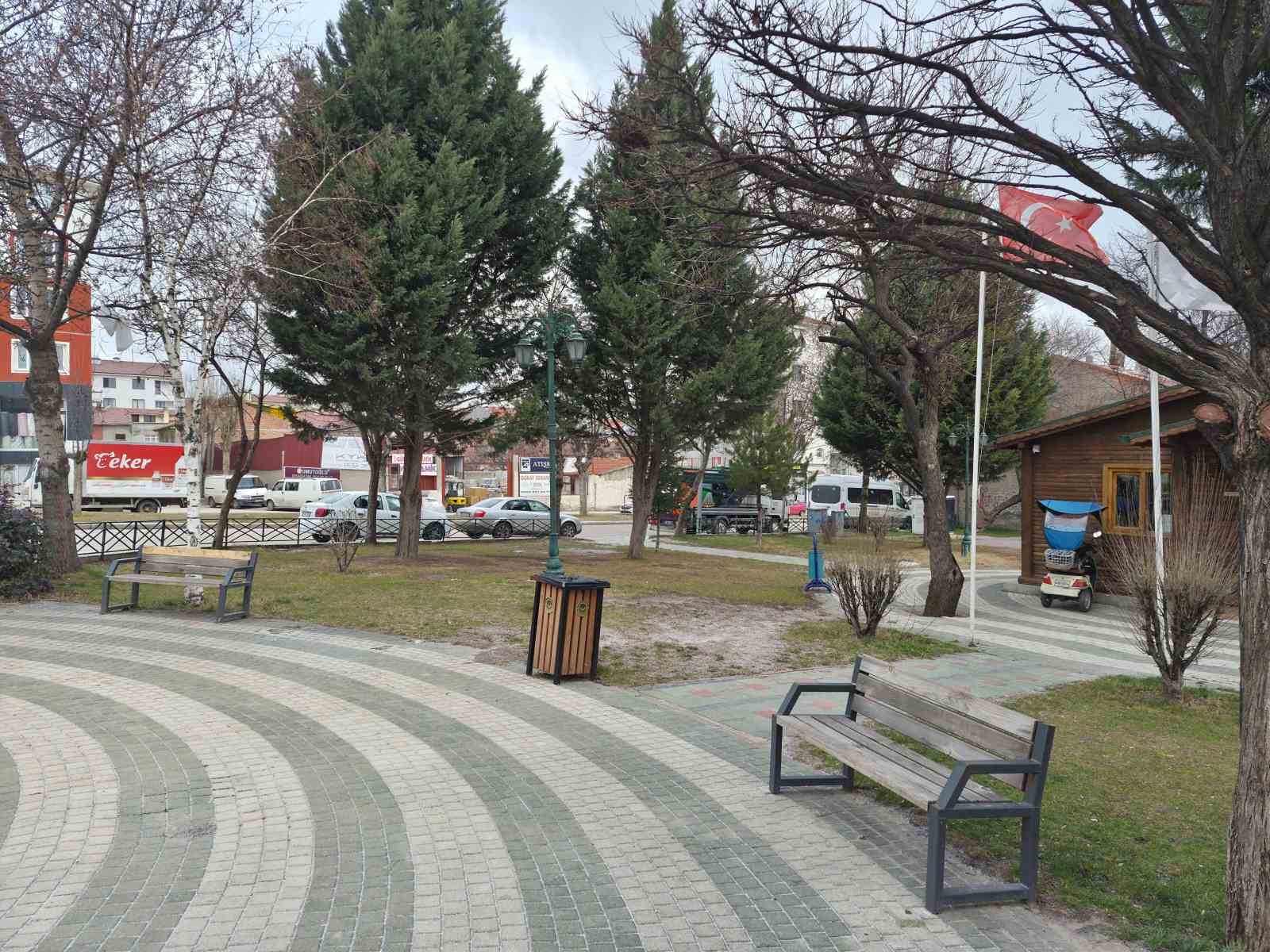 Salıncaklar boş kaldı, park sessizliğe büründü
