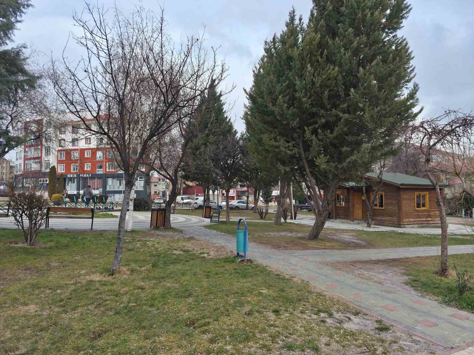 Salıncaklar boş kaldı, park sessizliğe büründü
