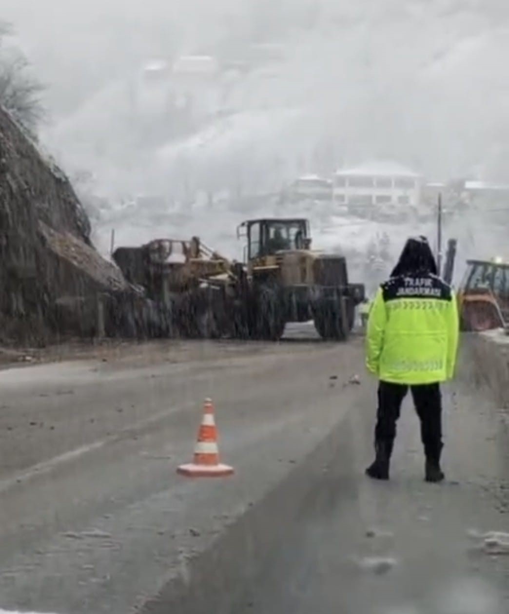 Şalpazarı-Beşikdüzü karayolunda heyelan
