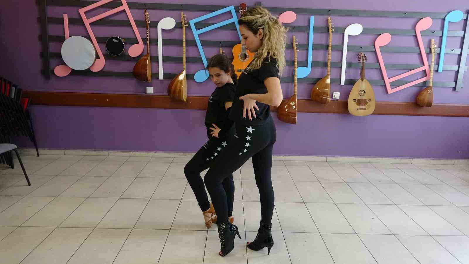 Salsa’nın minik yıldızı: 10 yaşa kupa ve madalyalar doldurdu
