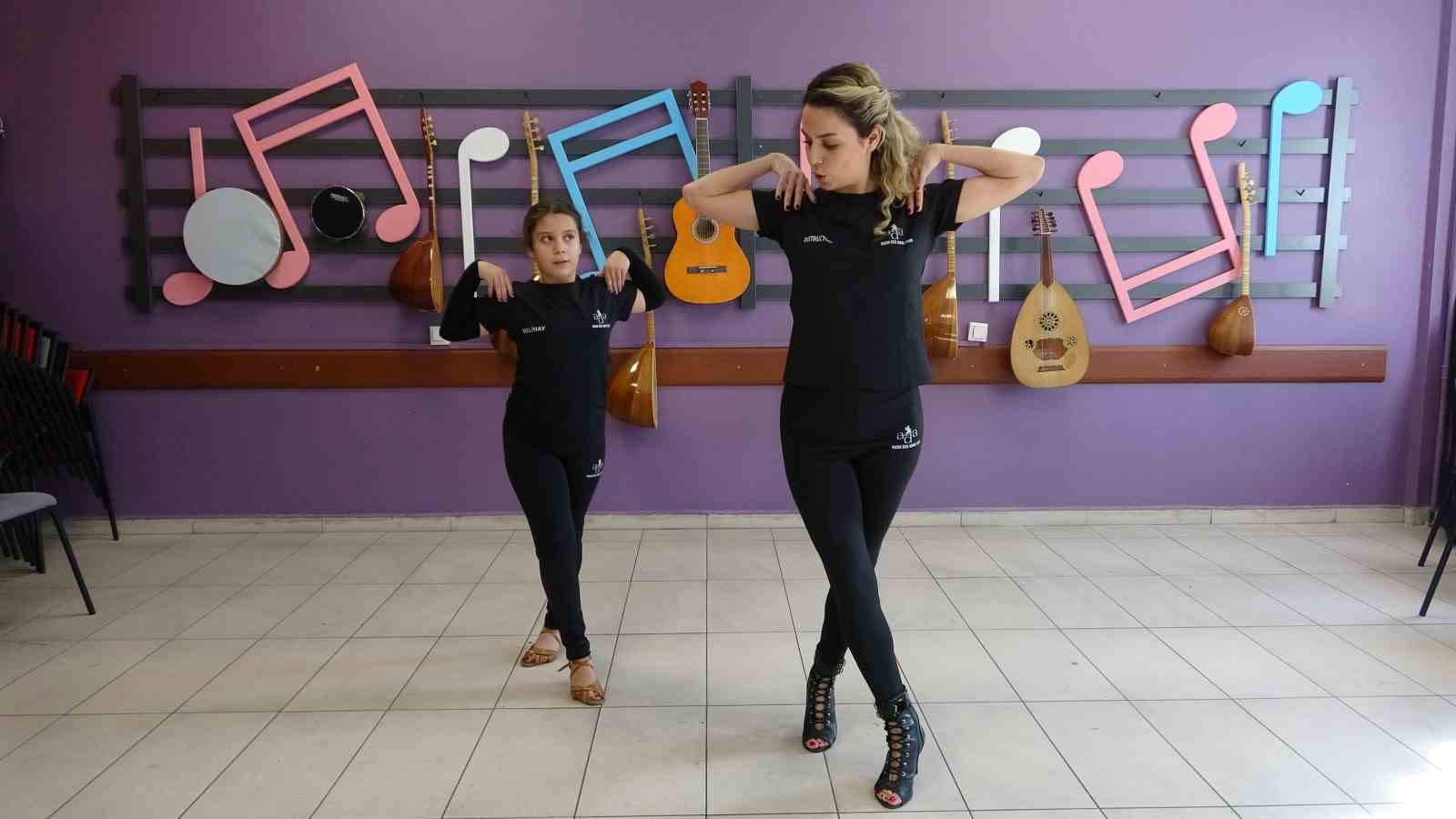 Salsa’nın minik yıldızı: 10 yaşa kupa ve madalyalar doldurdu
