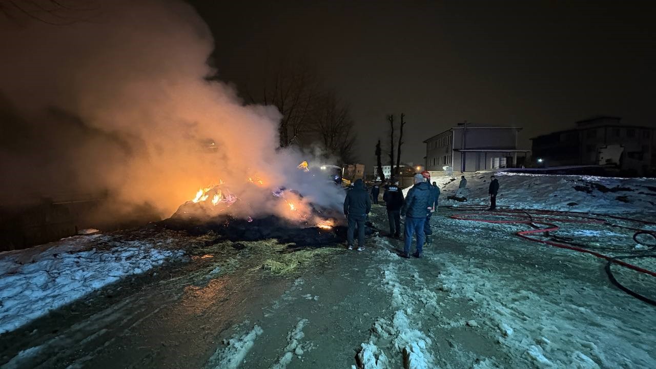 Saman yüklü kamyon alev aldı, uyuyan sürücü facianın eşiğinden döndü
