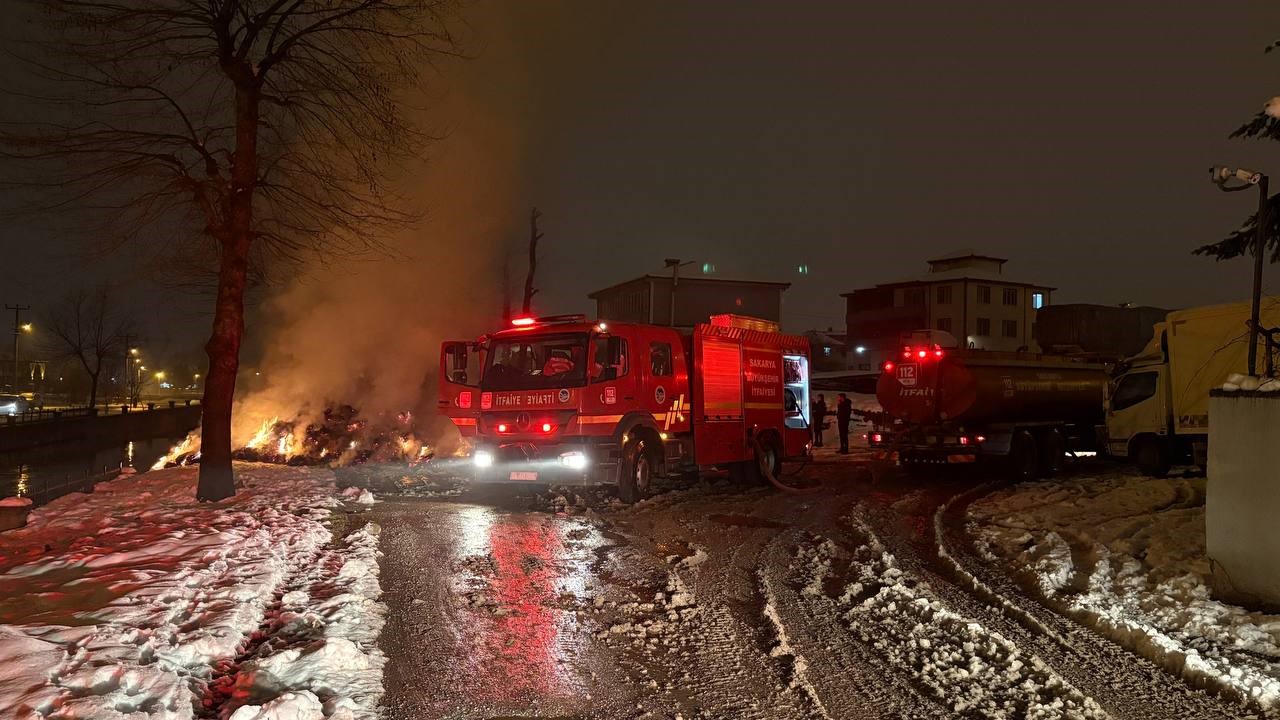 Saman yüklü kamyon alev aldı, uyuyan sürücü facianın eşiğinden döndü
