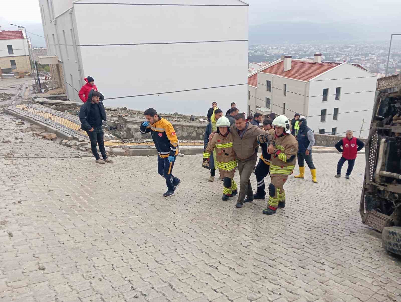 Samandağ’da devrilen tırın sürücüsü yaralandı
