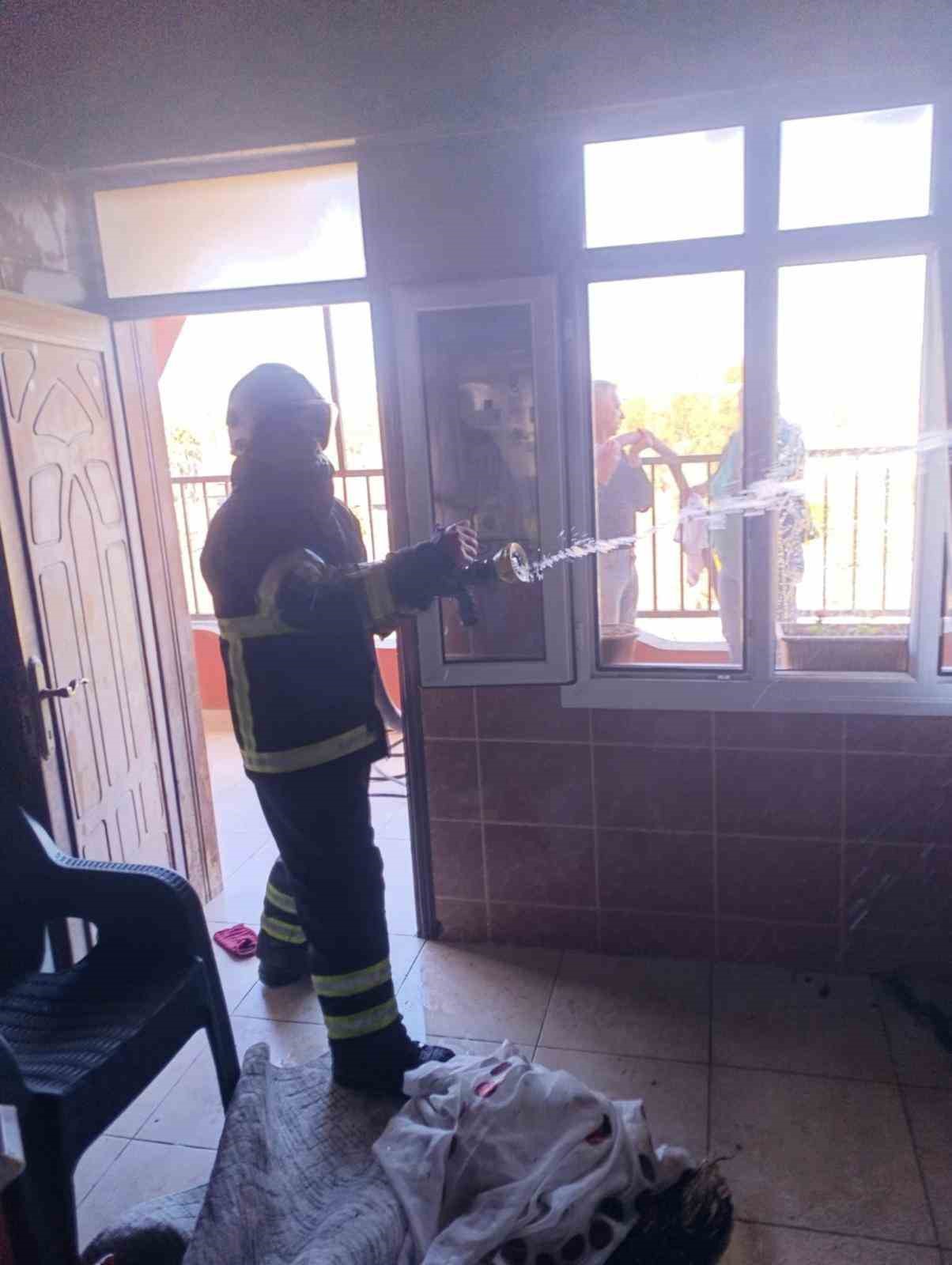 Samandağ’da evin mutfağından alevler yükseldi
