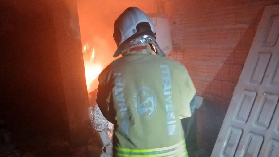 Samandağ’da metruk bina yangını
