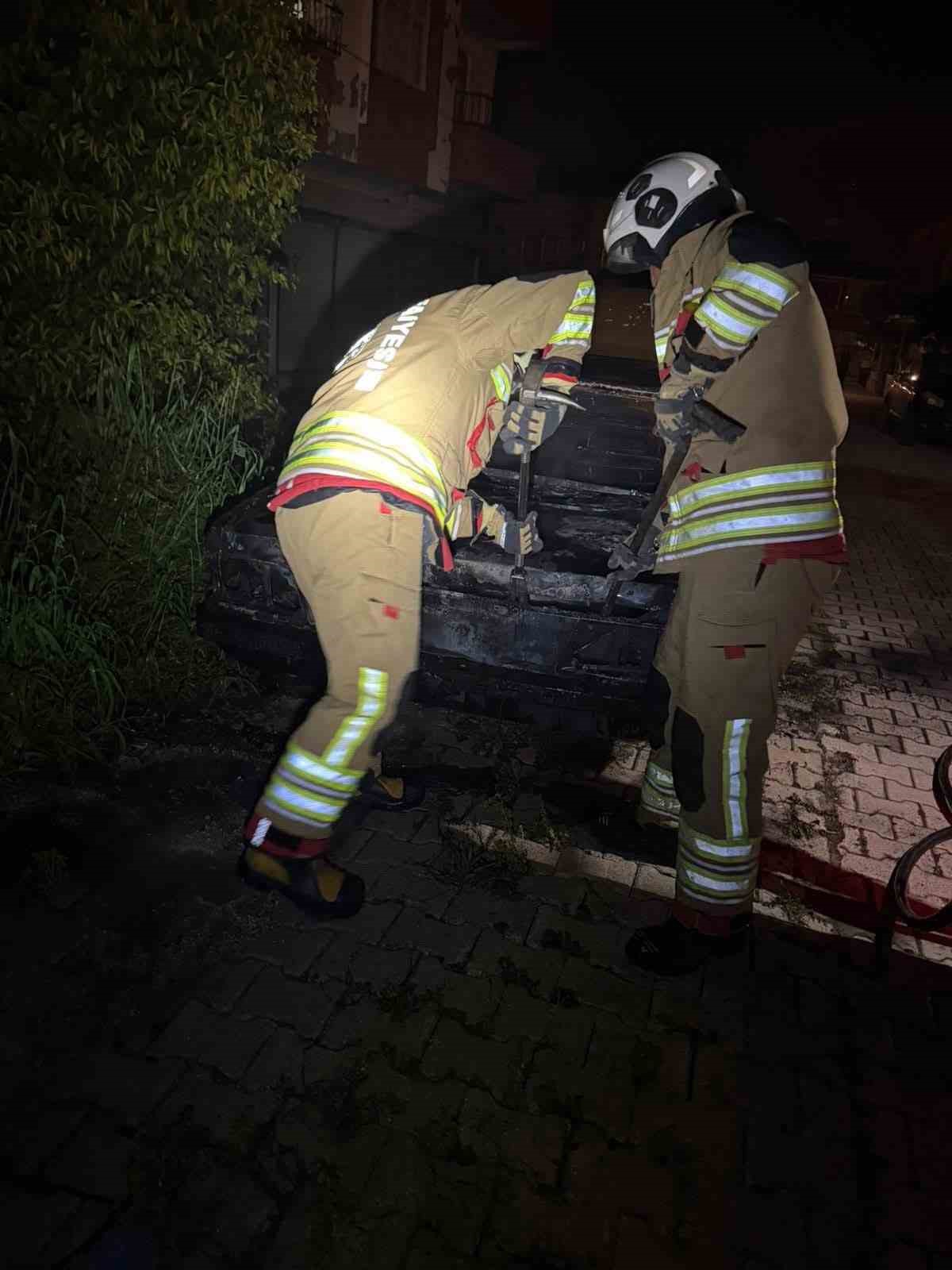 Samandağ’da yanan FİAT TOFAŞ kullanılmaz hale geldi
