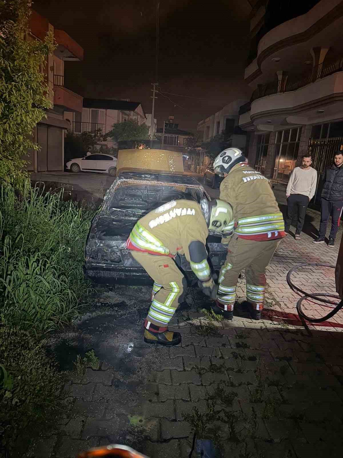 Samandağ’da yanan FİAT TOFAŞ kullanılmaz hale geldi
