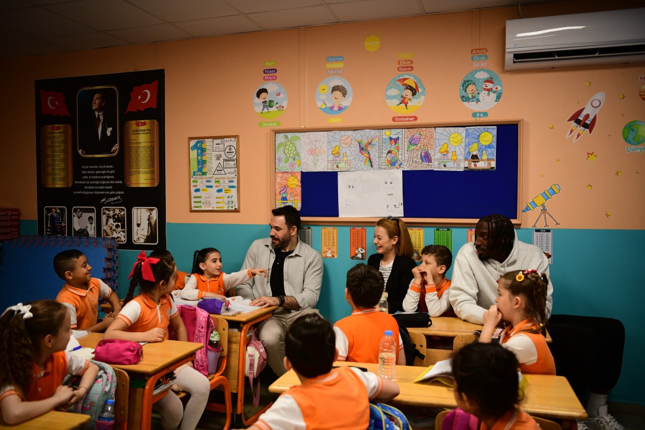 Şampiyon dev adamlar öğrencilerle bir araya geldi
