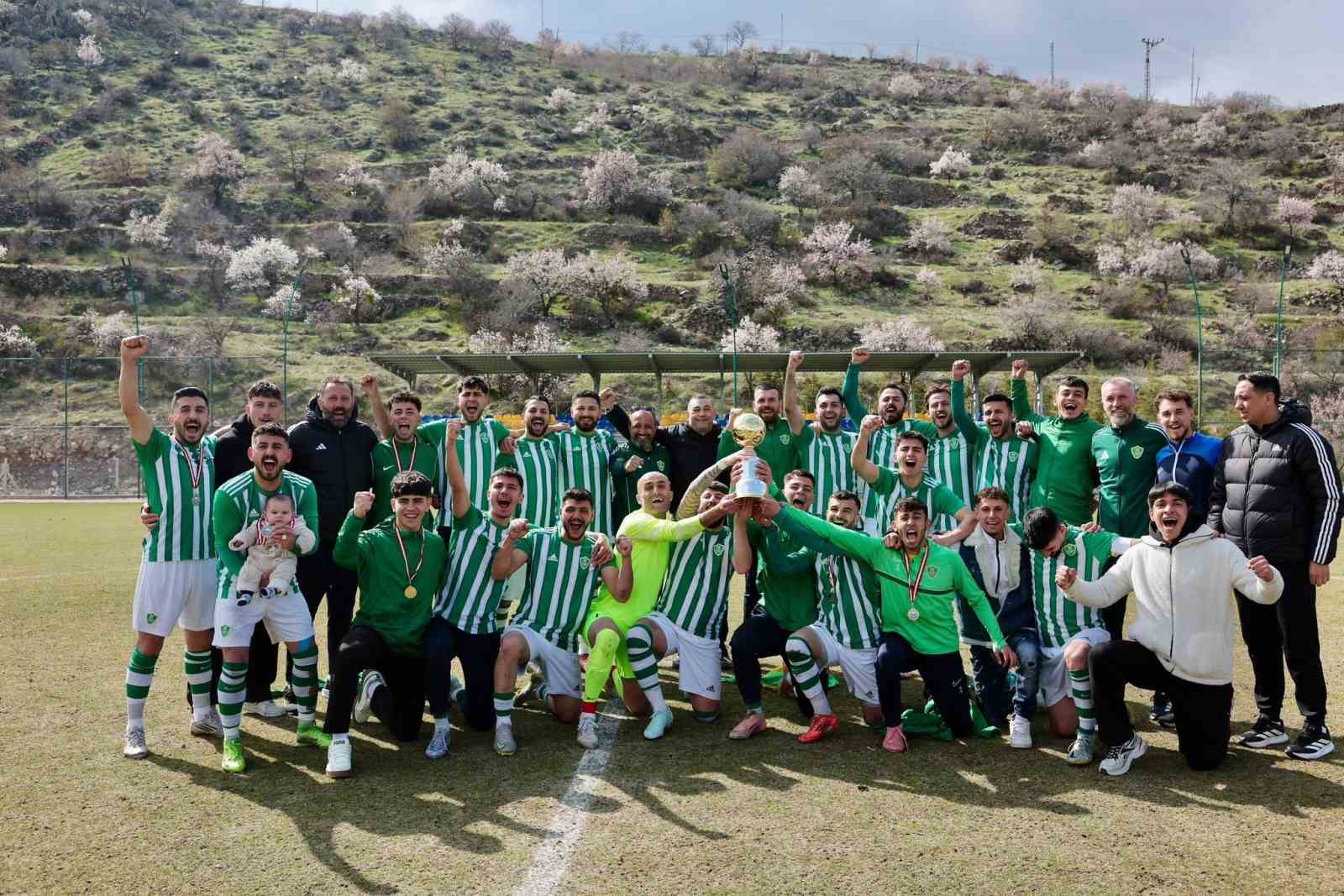 Şampiyon Kayseri Şekerspor kupasını aldı
