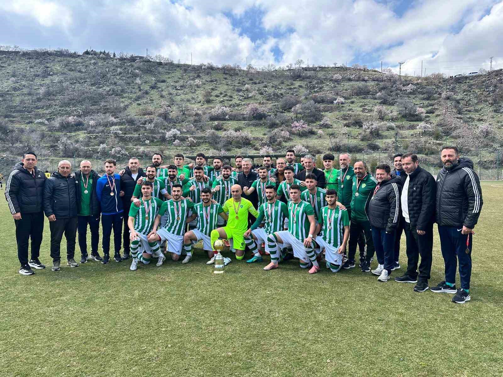 Şampiyon Kayseri Şekerspor kupasını aldı
