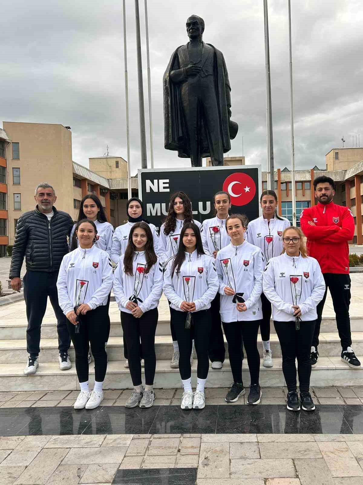 Şampiyon oldular, unutmadılar: 10 can için karanfil bıraktılar
