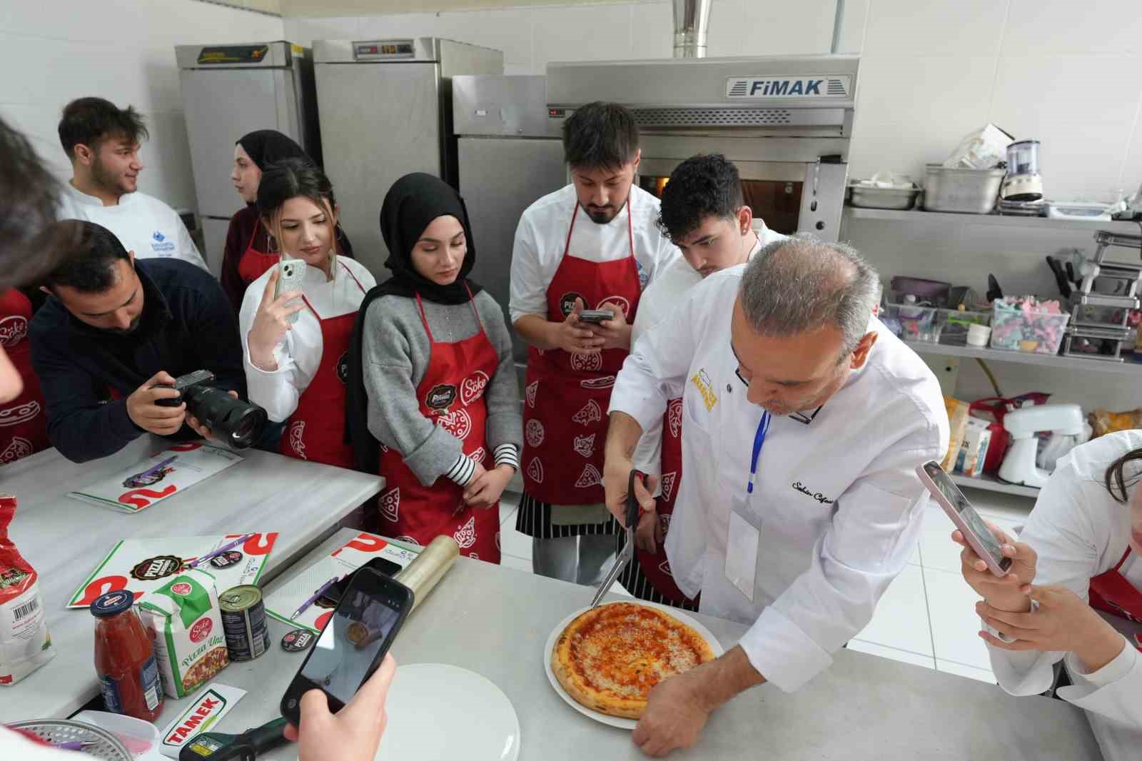 Şampiyon şeften uygulamalı pizza eğitimi
