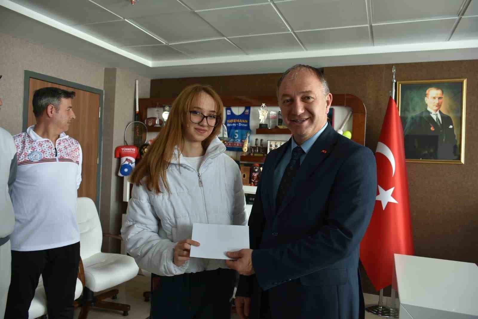 Şampiyon taekwondocular ödüllendirildi
