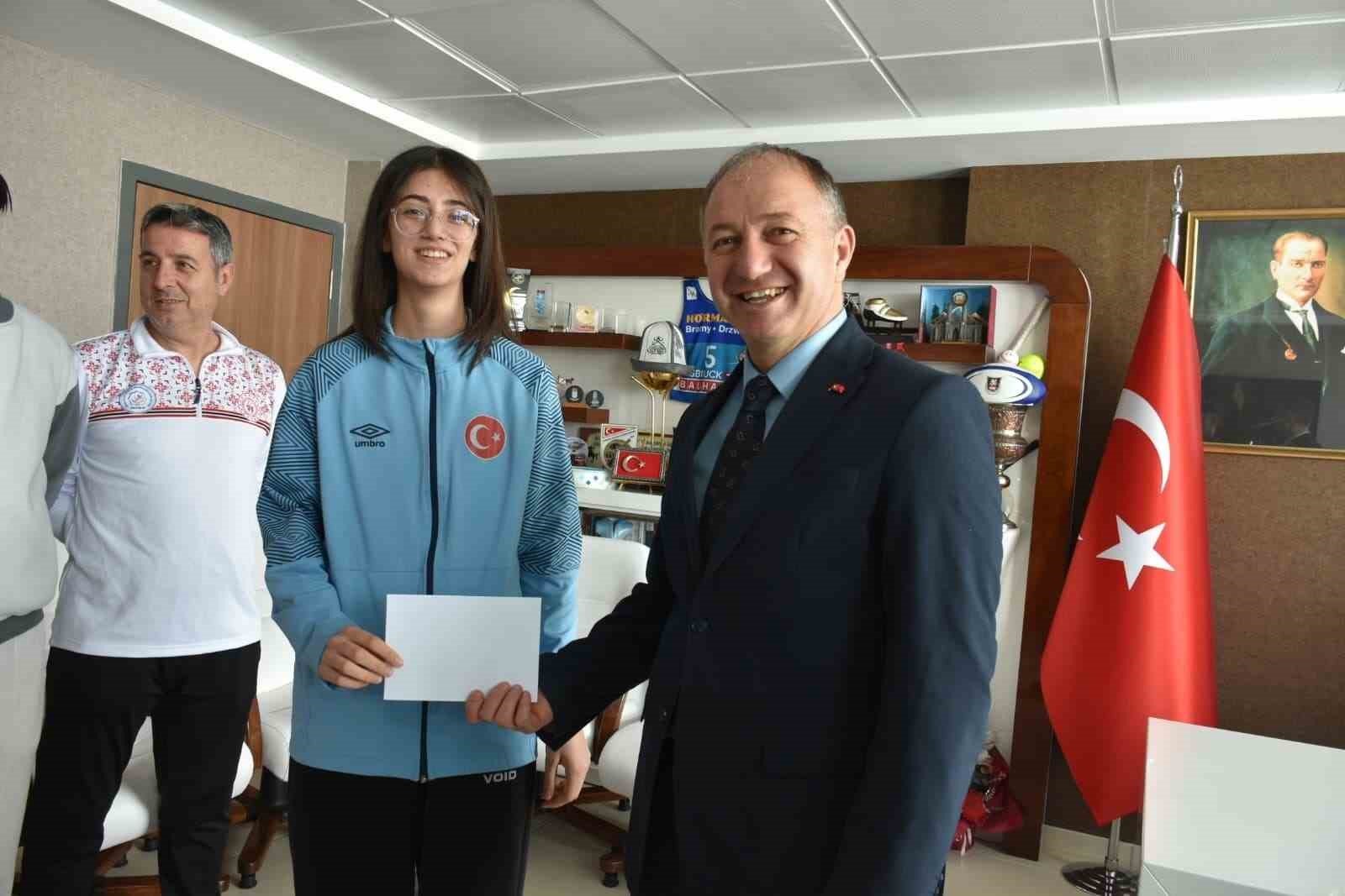 Şampiyon taekwondocular ödüllendirildi
