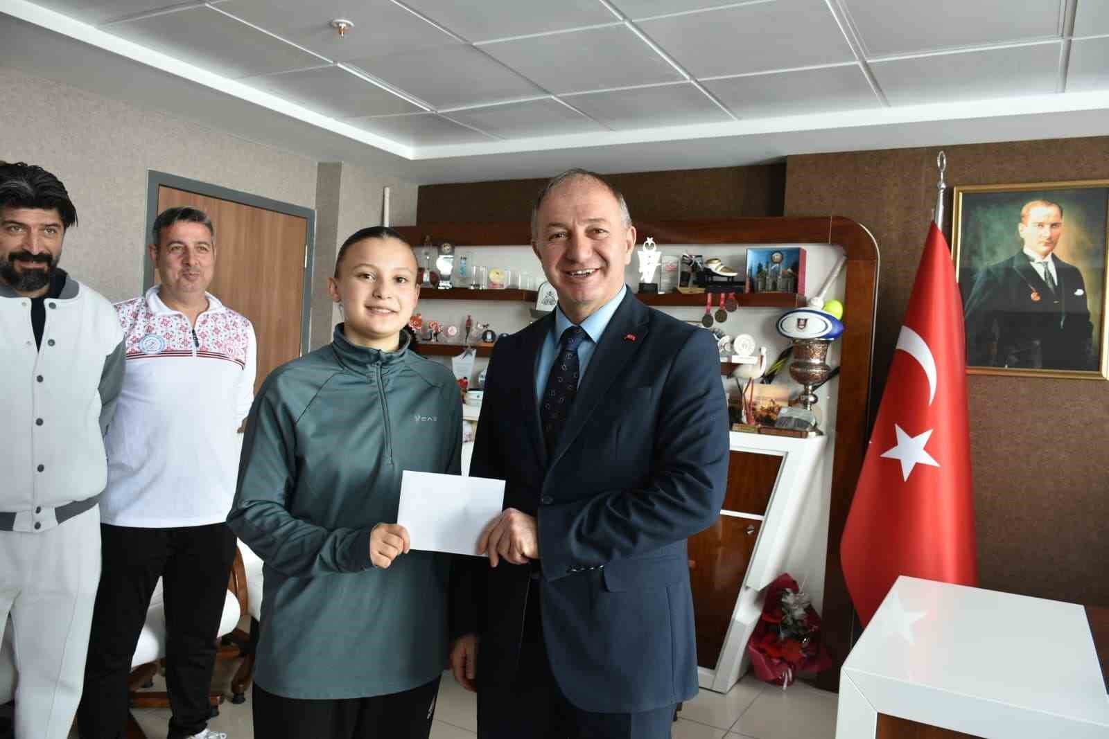 Şampiyon taekwondocular ödüllendirildi
