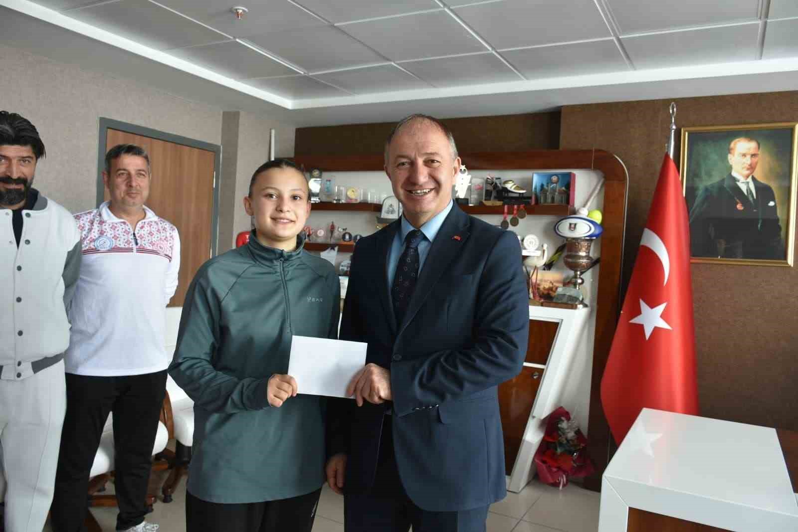 Şampiyon taekwondocular ödüllendirildi

