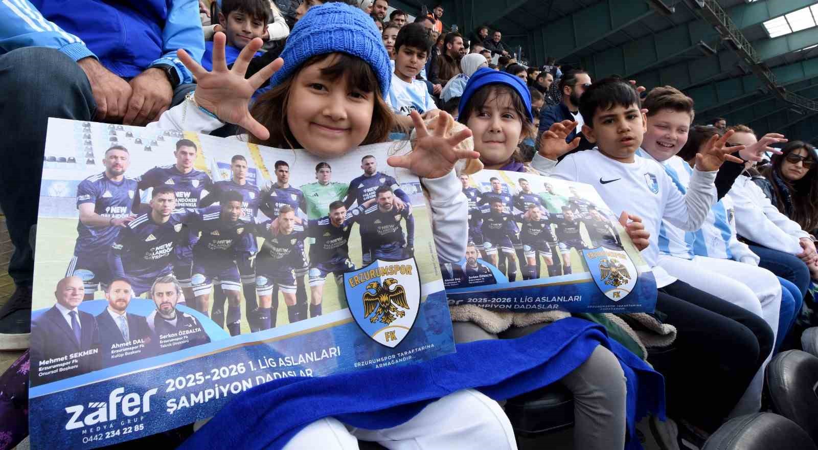 Şampiyon taraftarlara bayrak ve poster jesti
