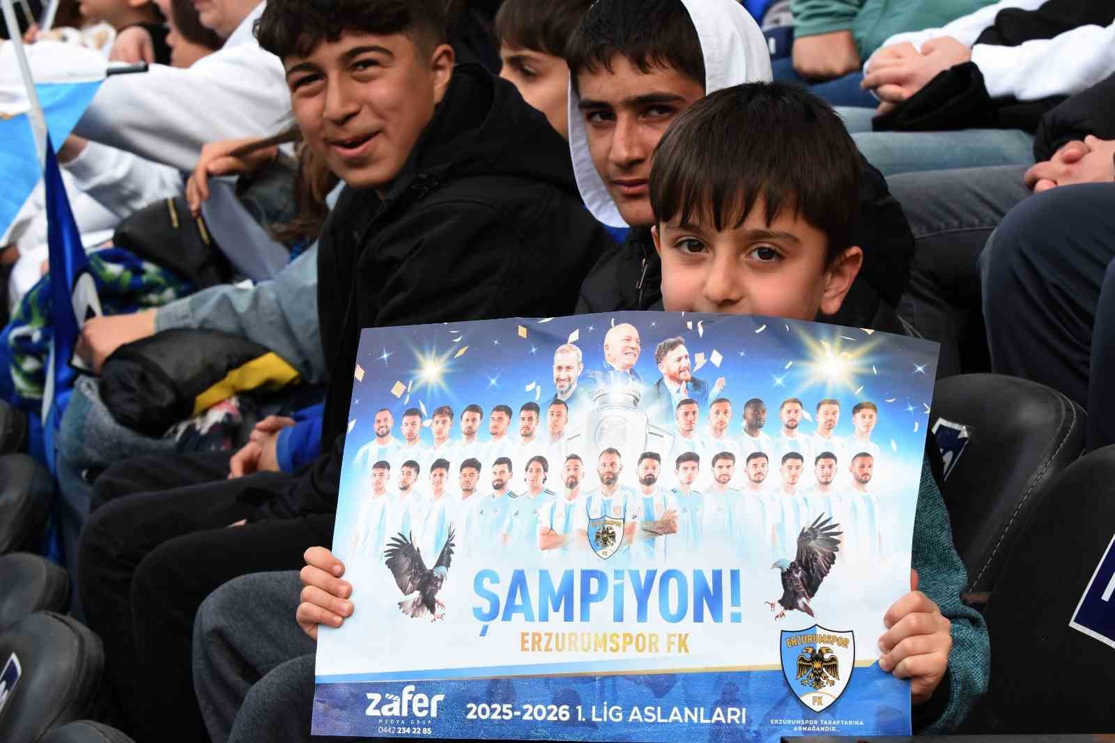 Şampiyon taraftarlara bayrak ve poster jesti
