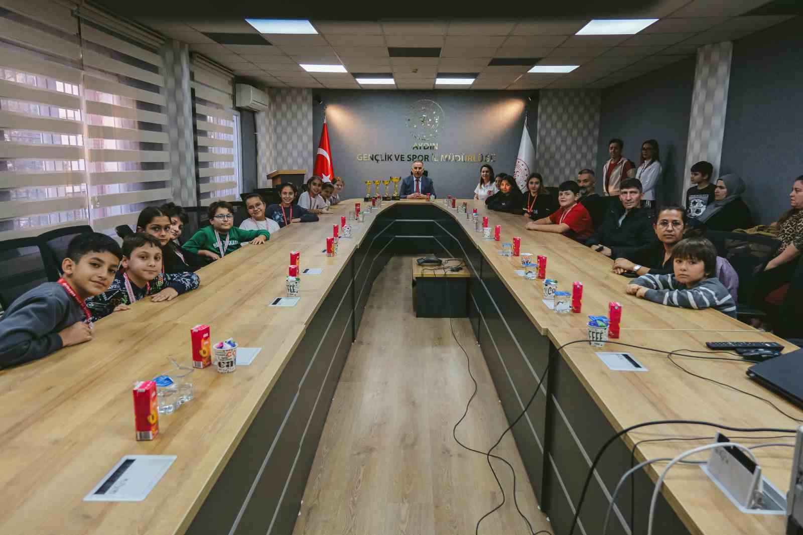 Şampiyonluk pastasını birlikte kestiler
