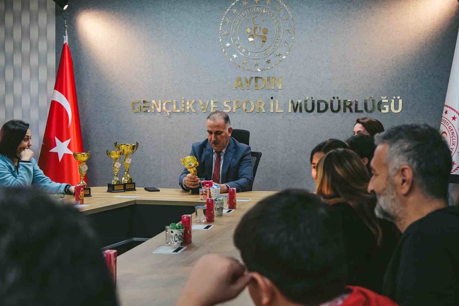 Şampiyonluk pastasını birlikte kestiler
