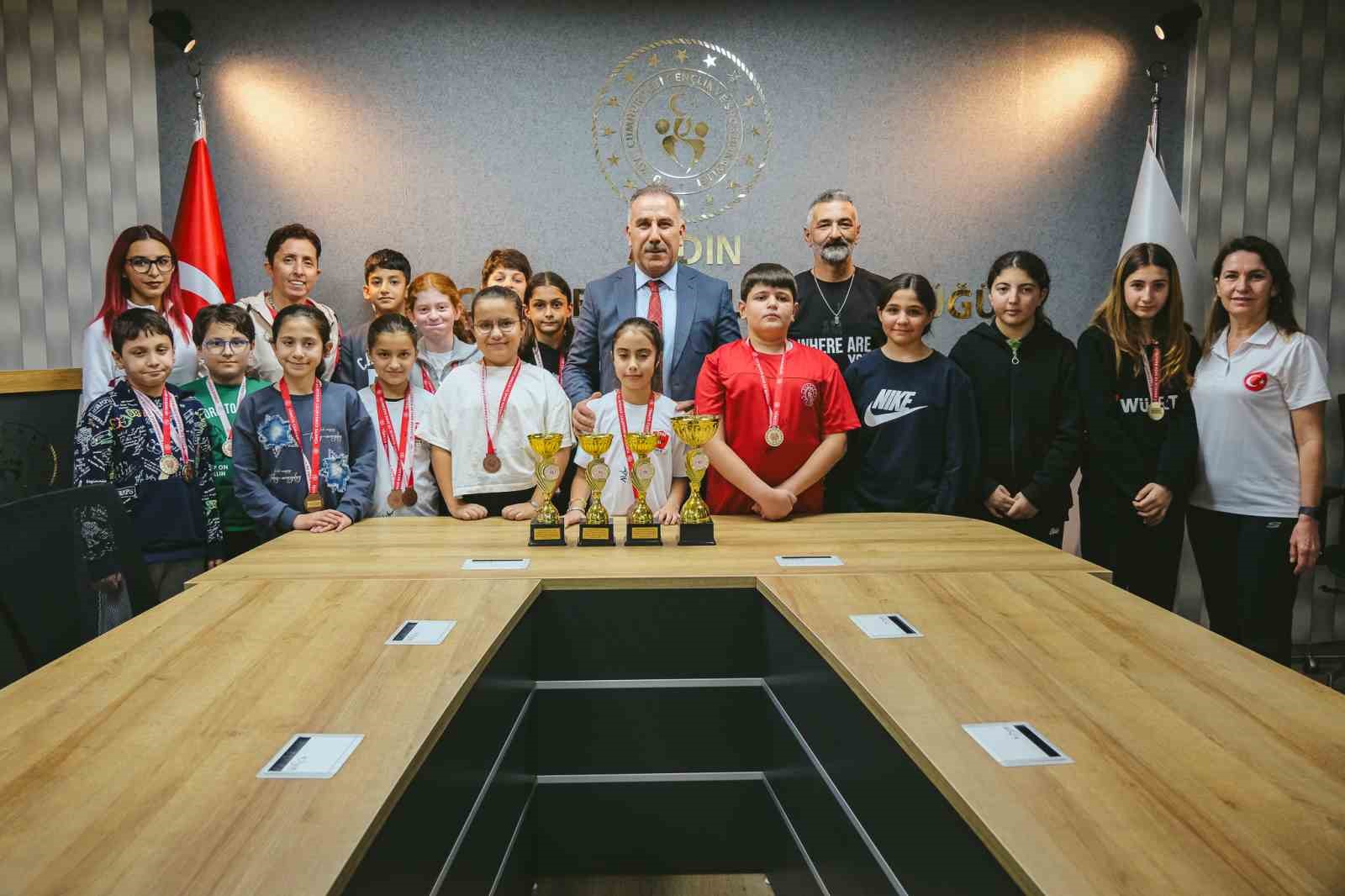 Şampiyonluk pastasını birlikte kestiler
